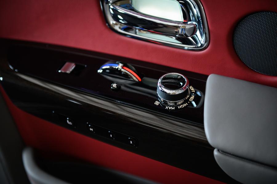 Детали интерьера Rolls-Royce Phantom EWB 2017 года  (JP) (фото 8 из 21)